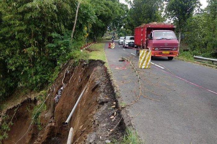 Kondisi dinding penahan tanah (DPT) di wilayah Dusun Gebagan, Desa Kayubihi, Bangli, Bali, Minggu (23/02/2020)