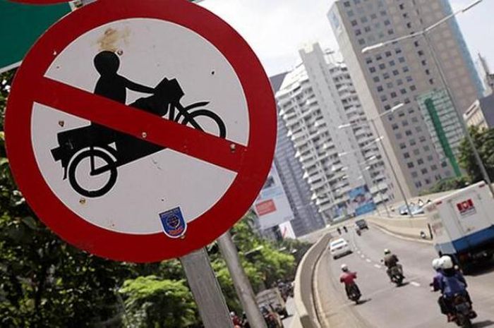 Ilustrasi rambu sepeda motor dilarang melintas