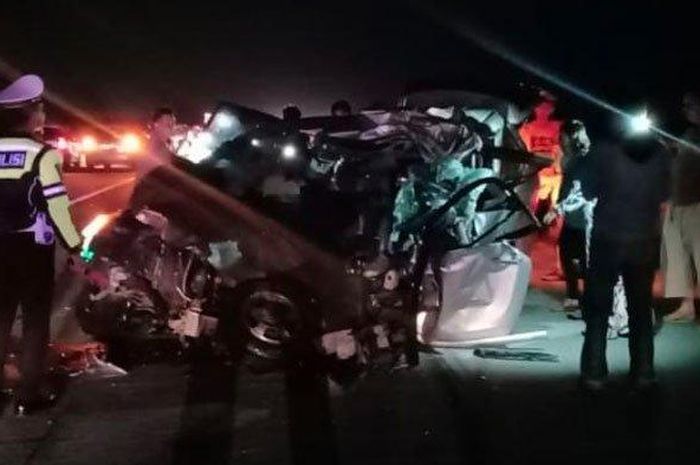 Toyota Avanza hancur tak berbentuk setelah senggol bak truk hingga dua orang tewas di dalam kabin