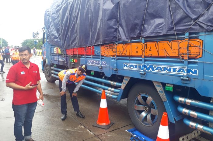 Penimbangan berat Ban terhadap truk odol