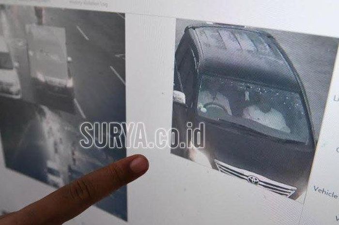 Foto Ilustrasi. Petugas Surabaya Intelligent Transportation System (SITS) di Terminal Bratang menunjukkan rekaman pengendara mobil yang tidak mengenakan sabuk pengaman dari tangkapan CCTV yang dipasang di frontage road Jl A Yani, Jumat (3/1/2020). 