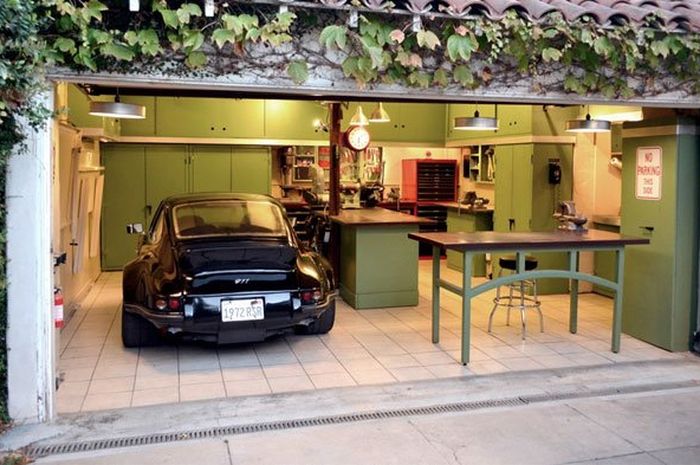 Ilustrasi mobil parkir lama di garasi