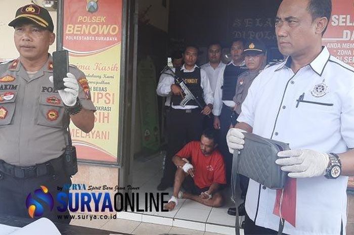 Kapolsek Benowo,Kompol Hakim dan Kanit Reskrim Polsek Benowo,Ipda Jumeno Warsito menunjukkan tersangka dan barang bukti kasus penjambretan di Benowo yang mengakibatkan korban meninggal dunia.  