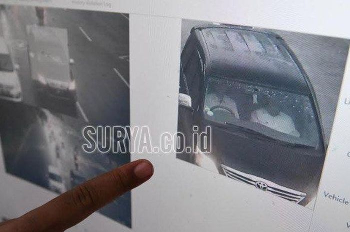Petugas Surabaya Intelligent Transportation System (SITS) di Terminal Bratang menunjukkan rekaman pengendara mobil yang tidak mengenakan sabuk pengaman dari tangkapan CCTV yang dipasang di frontage road Jl A Yani, Jumat (3/1/20)