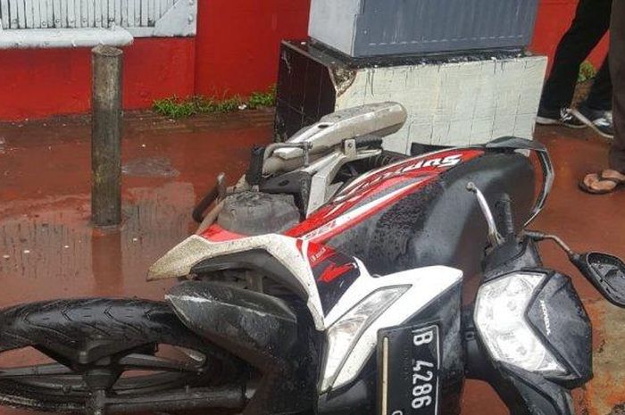 Honda Supra X 125 tergeletak, pengendara tewas luka dikepala saat terobos banjir Jakarta
