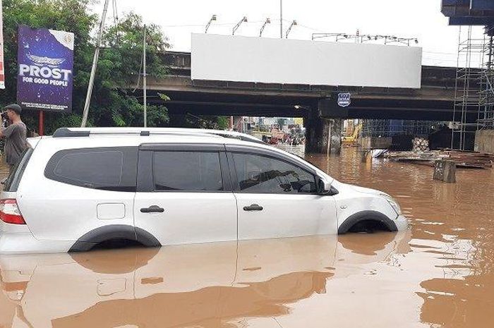 Nissan Grand Livina X-Gear terjebak banjir di kolong tol JORR, kota Bekasi