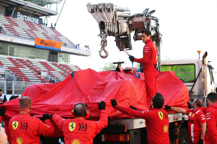 Kru Ferrari sedang membawa keluar mobil Sebastian Vettel yang mengalami masalah pada pekan pertama tes Barcelona