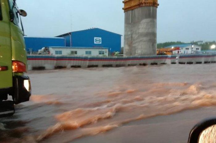 Banjir melanda ruas jalan tol Bekasi arah ke Jakarta mengakibatkan kemacetan parah, Selasa (25/2/2020) pagi. Warga yang hendak bekerja memilih kembali ke rumah karena tidak bisa menembus banjir menuju ke tempat kerja mereka di Jakarta.  