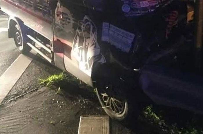 Daihatsu Gran Max terjang pembatas tol Gempol-Pasuruan hingga hancur
