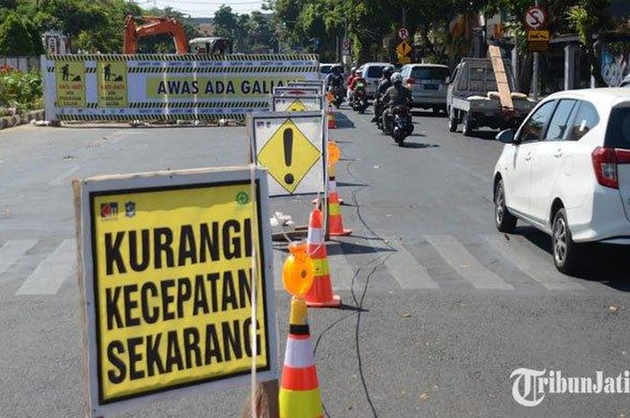 Jalan Yos Sudarso, Surabaya ditutup separuh jalan untuk pembuatan alun-alun bawah tanah