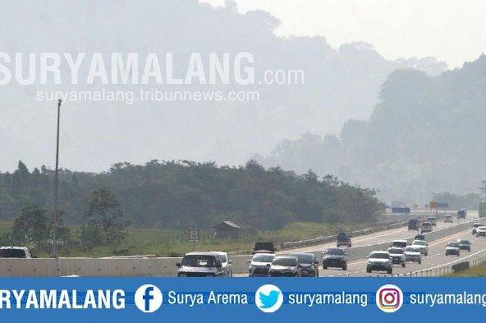 ILUSTRASI - Sejumlah kendaraan sedang melintas di Tol Pandaan-Malang.  