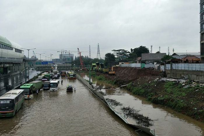 Tol Jakarta-Cikampek tergenang banjir 90 cm pada 25 Februari 2020