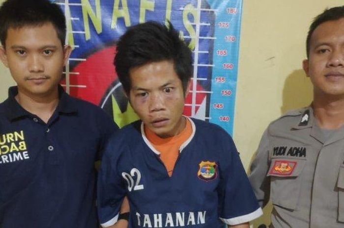 Yahya Saputra (tengah), warga Kecamatan Terbanggi Besar, Lampung Tengah, dibekuk polisi karena mencuri mobil pikap di Menggala.  