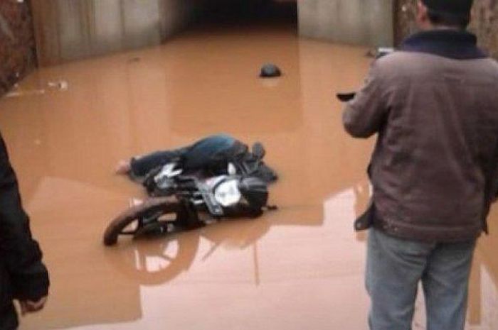 Warga Tangerang meninggal di terowongan Tol Pasir Randu, Desa Cibadak, Kecamatan Cikupa, Kabupaten Tangerang, diduga karena kelelahan mendorong sepeda motornya yang terjebak genangan air setinggi 45 sentimeter di lokasi. 