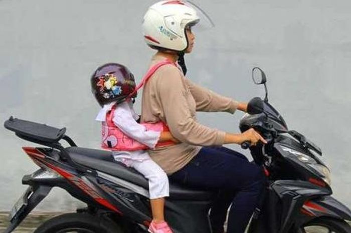 Membonceng Anak Kecil dengan rompi pengikat