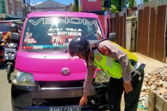 Satlantas Polres Gowa menilang Daihatsu Gran Max pikap yang pakai pelat 'Kamu Cantik'.    Artikel ini telah tayang di tribun-timur.com dengan judul Melintas di Jalan Andi Mallombasang, Pengemudi Pelat 'Kamu Cantik' Ditilang, https://makassar.tribunnews.com/2020/02/26/melintas-di-jalan-andi-mallombasang-pengemudi-pelat-kamu-cantik-ditilang. Penulis: Ari Maryadi Editor: Hasriyani Latif