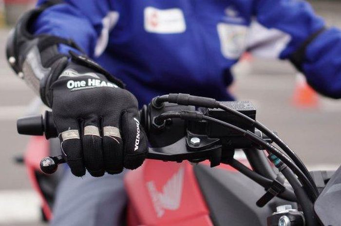 Ini teknik yang benar, hindari mengerem pakai 2 jari saat mengendarai motor.