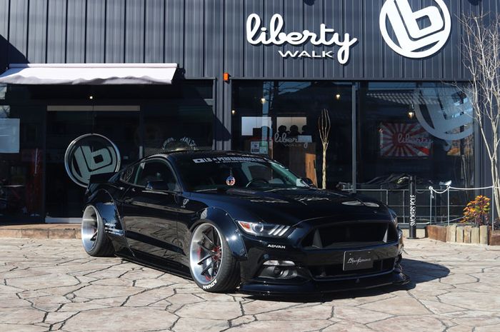 Modifikasi Ford Mustang hasil garapan Liberty Walk