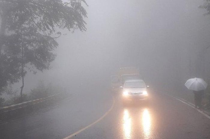 Kabut tebal menyelimuti kawasan Puncak Bogor, pengendara diimbau ekstra hati-hati.