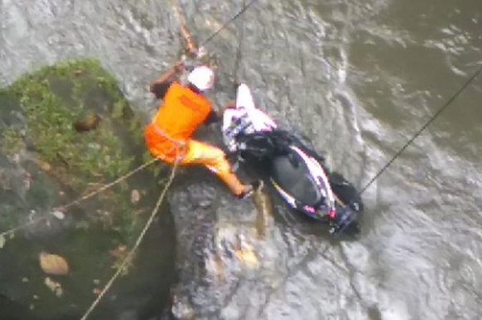 Petugas BPBD Gianyar saat mengevakuasi motor yang dibuang ke sungai Petanu, Banjar Laplapan, Desa Petulu, Ubud, Gianyar, Bali, Rabu (26/2/2020) 