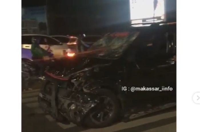 Toyota Rush rusak parah setelah tabrak beberapa pengendara motor dan dihajar massa