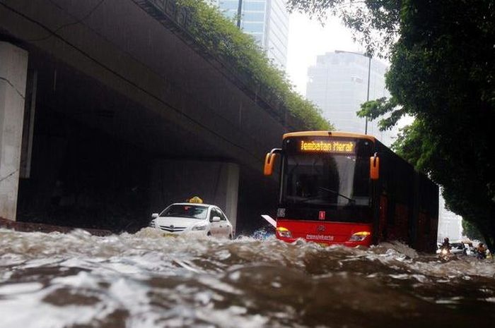 Bus TransJakarta terjebak banjir