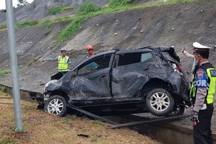 Kecelakaan terjadi di KM 78 B Tol Malang - Pandaan, Rabu (26/2/2020). Daihatsu Ayla Nopol L-1757-GW mengalami selip ban hingga melaju tak terkendali, di tengah guyuran hujan sore itu. 