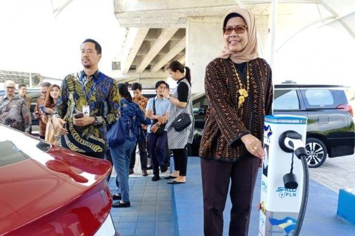 Dirut PT Jasa Marga (Persero) Tbk Desi Arryani mencoba dispenser di Stasiun Pengisian Kendaraan Listrik Umum (SPKLU) ke mobil Tesla Model 3 di Tol Bali Mandara, Selasa (25/2/2020).