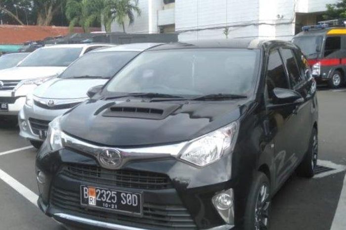 Mobil pelaku pemukulan sopir ambulans di halaman parkir Mapolrestro Jakarta Selatan, Rabu (26/2/2020).