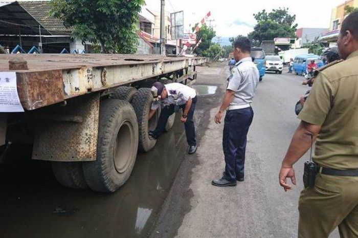 Dishub Bitung beri tindakan langsung untuk truk kontainer yang parkir sembarangan