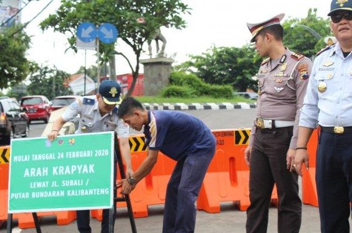 Dishub dan Satlantas Polrestabes Semarang memasang water barrier di Simpang Lima Hanoman