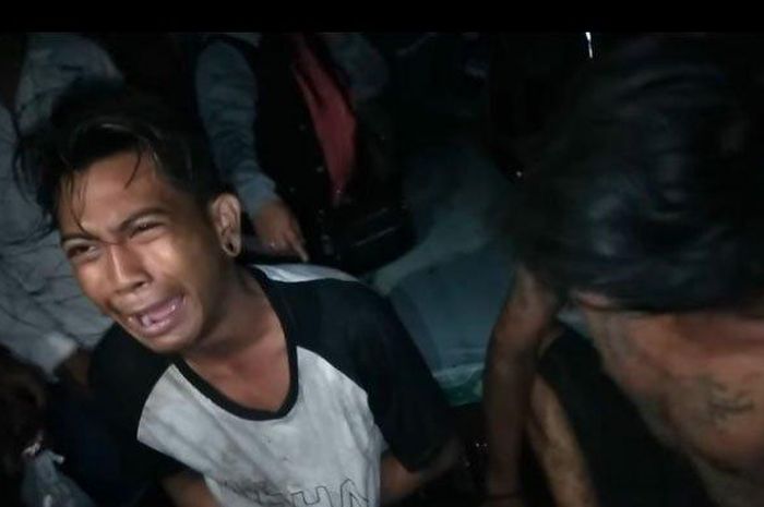 Dua pemuda yang diduga jambret dan disergap oleh Warga Tanah Merah Surabaya, Rabu (26/2/2020) malam. 