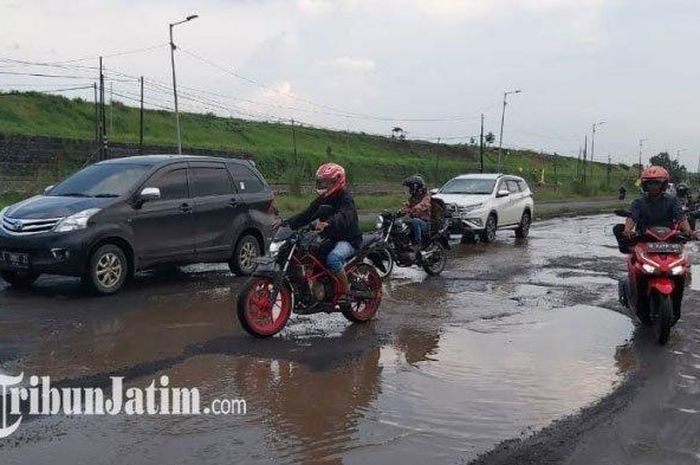 Jalan Raya Porong Sidoarjo rusak parah