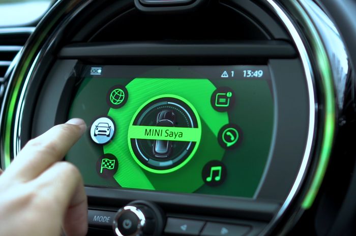 MINI Cooper S Clubman sudah support Apple CarPlay nirkabel