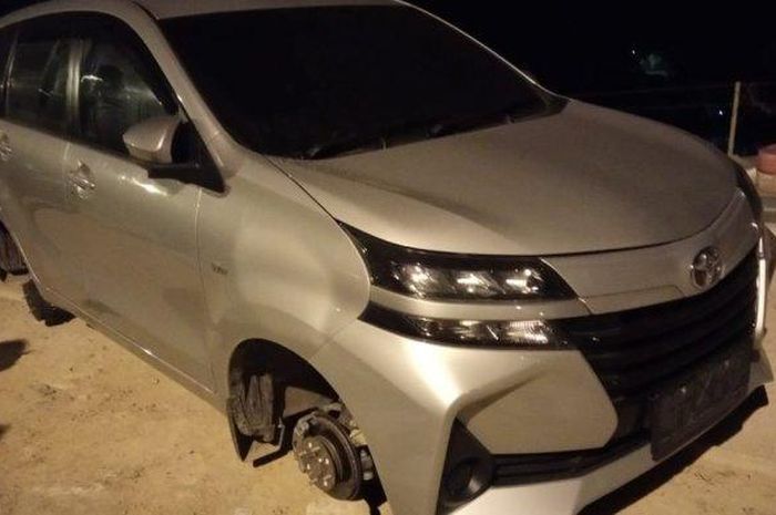 Toyota Avanza dipreteli roda-rodanya di Batam