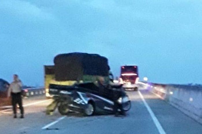 Daihatsu Gran Max pikap tergencet dua truk setelah ditabrak dari belakang dan hajar bak truk hingga kabin terpotong di tol Terbanggi Besar