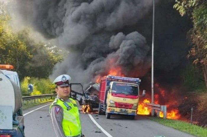 truk tangki solar terbakar hebat setelah terlibat kecelakaan dengan sebuh truk pengngkut pasir