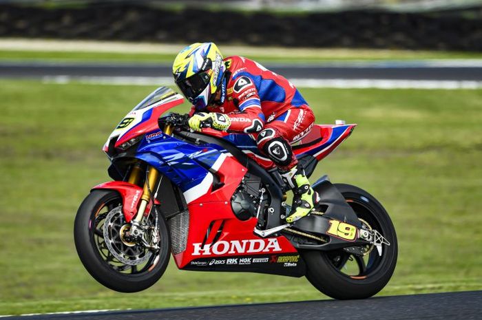 Alvaro Bautista tidak terbiasa dengan mesin motor inline 4 seperti halnya Honda CBR1000RR-R