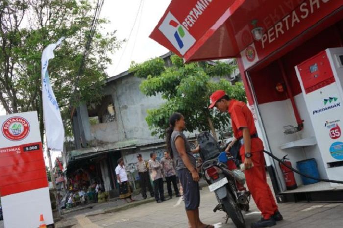 Pertashop, pom bensin eceran resmi milik PT Pertamina.