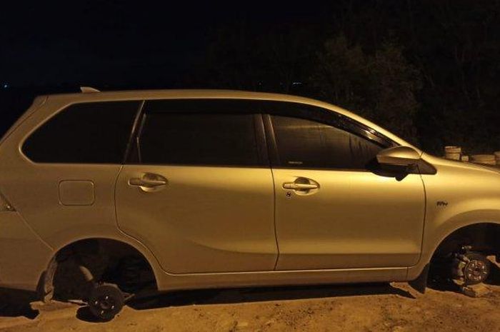 Toyota Avanza ditemukan di Sei Beduk, Batam dalam kondisi sudah dipreteli maling (29/2)