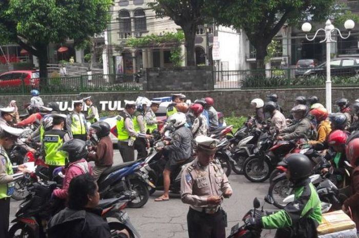 Ilustrasi razia oleh petugas polisi. FOTO TIDAK TERKAIT ARTIKEL