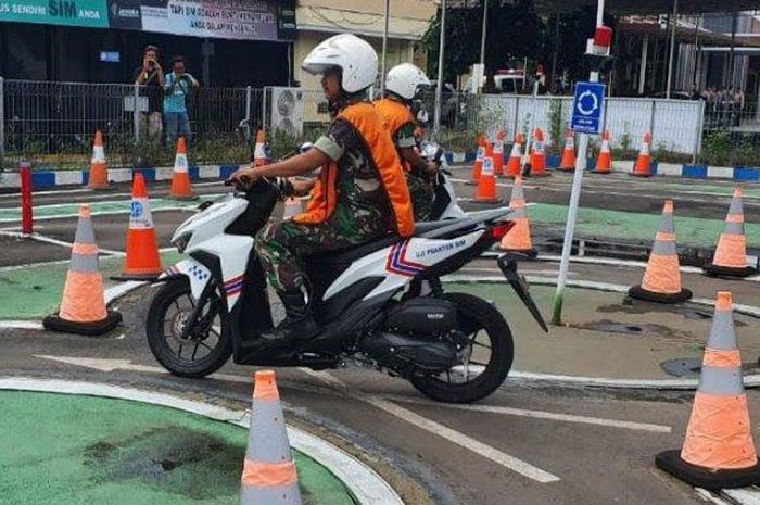 Seorang anggota TNI menjalani ujian praktik pengurusan SIM di Polresta Sidoarjo, Minggu (1/3/2020). Mulai sekarang, layanan SIM tetap buka di hari Minggu.   
