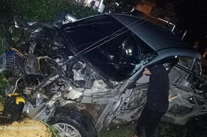Toyota AVanza rusak parah setelah diterjang kereta api di Lampung Utara
