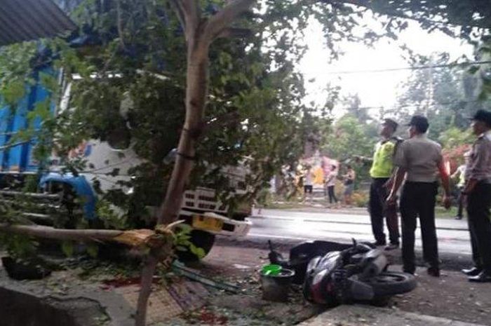 Kendaraan korban yang ringsek ditabrak truk, Sabtu (29/2/2020).  