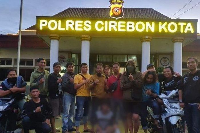 Anggota Polres Cirebon Kota menangkap pencuri motor. 