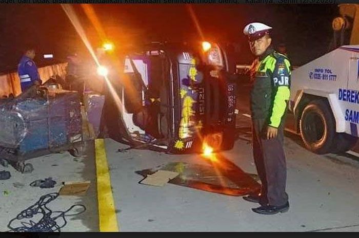 Mobil pikap terguling sebelum dievakuasi petugas di Tol Paspro  