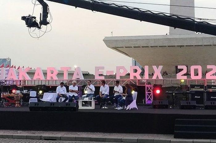 Gubernur DKI Jakarta Anies Baswedan, Chief Championship Officer Formula E, Alberto Longo, Direktur Utama PT Jakarta Propertindo (Jakpro) Dwi Wahyu Daryoto, dan Ketua Ikatan Motor Indonesia, Sadikin Aksa, di kawasan Monas, Jakarta Pusat, Jumat (20/9/2019) petang. 