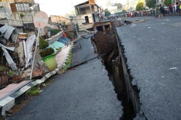 Jalan nasional alias jalan protokol di pusat Kota Jember ambles, Senin (2/3/2020) pagi. Jalan ambles itu merobohkan sedikitnya 8 pertokoan di salah satu sisinya. 
