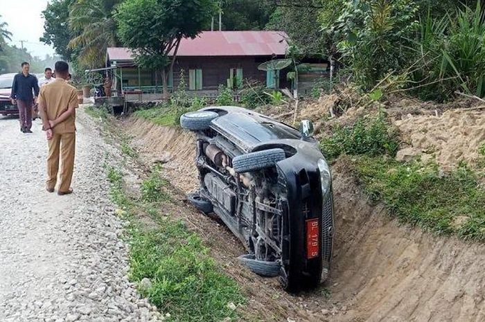 Toyota Kijang Innova dinas terguling ke kiri, diawali ban bocor di Simeulue Barat, Aceh