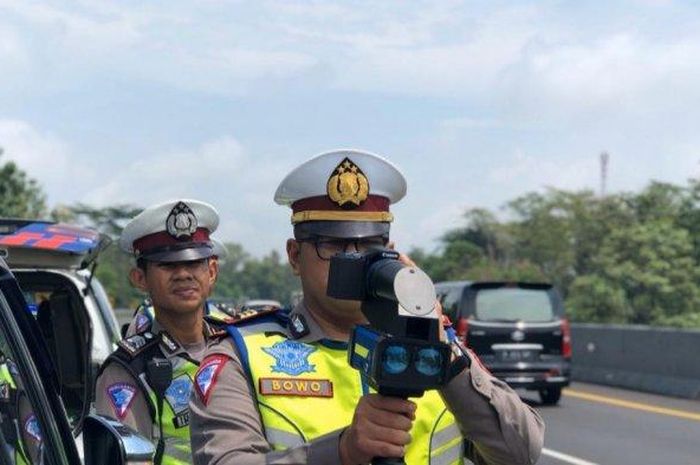 Satlantas Polres Purwakarta mencoba Speed Gun di jalan Tol Cipularang